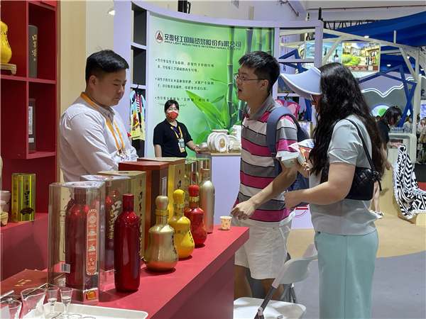 安徽口子窖展位客商咨询。央广网发 蔡文娟摄
