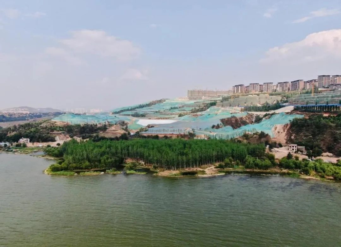 长腰山紧临滇池区域（滇池二级保护区）正在大开大挖，严重破坏原有自然生态，挤占了滇池生态空间。生态环境部官方微信公众号