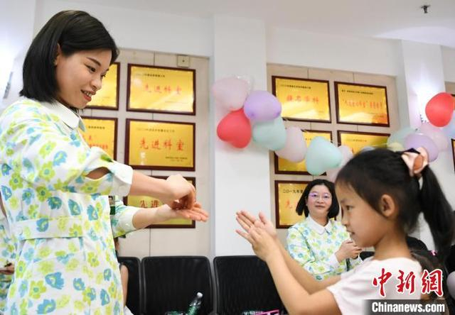 亲子互动活动现场。 曾理 摄