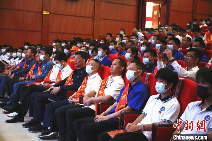 劳模、工匠代表参加活动。　朱柳融 摄