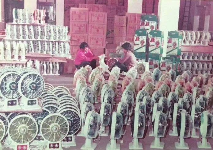 △上世纪八九十年代，南宁多丽生产电风扇的场景（翻拍资料照片）