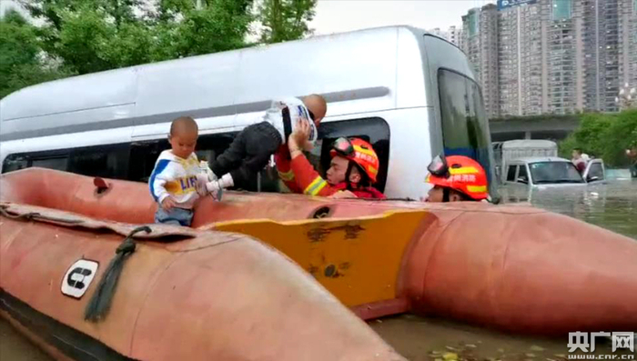 图为消防员用皮划艇救援。（央广网发 毕节市消防救援支队供图）