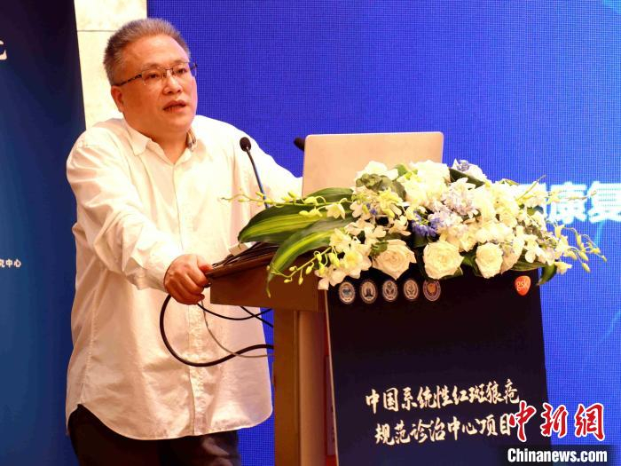 国家皮肤与免疫疾病临床医学研究中心主任、北京协和医院风湿免疫科主任曾小峰。　李纯 摄