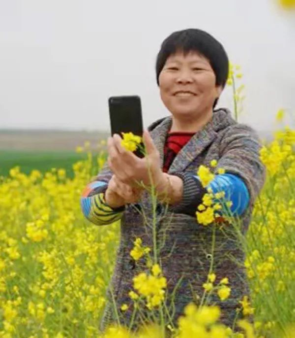 写诗是韩仕梅最喜欢的事（受访者供图）