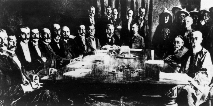 图为李鸿章（前排右二）代表清政府与西方列强签订《辛丑条约》