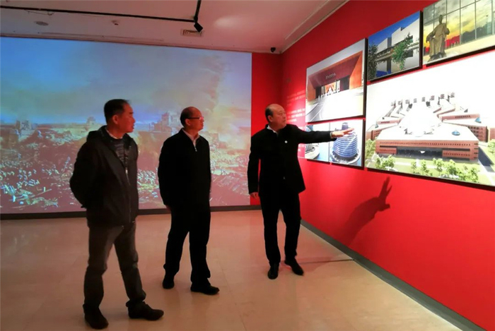 鲁迅美术学院党委书记王慎十向来宾介绍展览