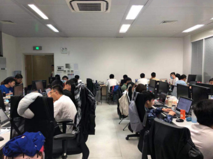 ▲南瑞集团工作人员在华东分部开展新一代调度技术支持系统现场调试