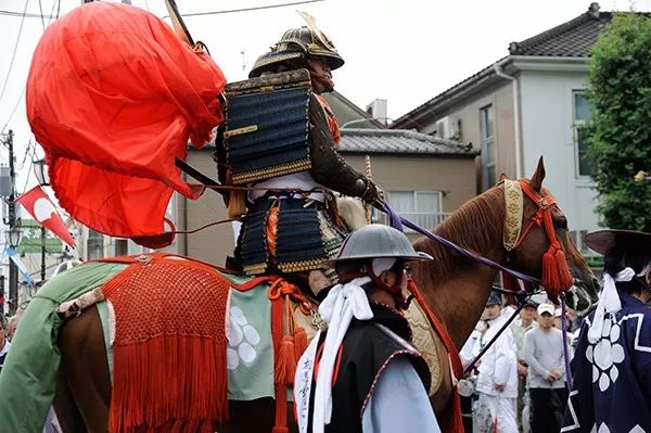 为何日本女人背个“小枕头”,武士则背个大包袱?