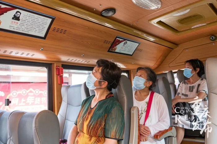 乘客们观看车厢内红岩烈士介绍  邹乐 摄