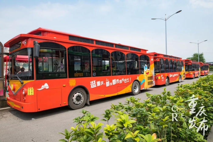 重庆T198线红岩巴士  邹乐 摄