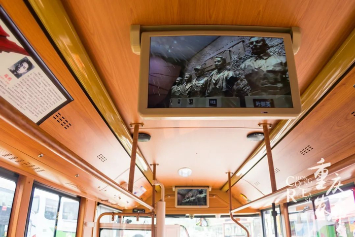 车上播放着红岩文化影音视频  邹乐 摄