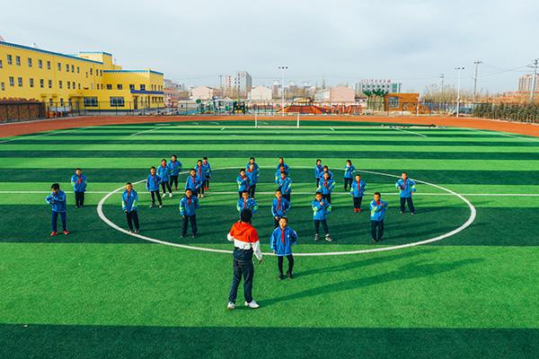 青少年近视发生年龄已经提前至3—7岁。人民视觉 资料图