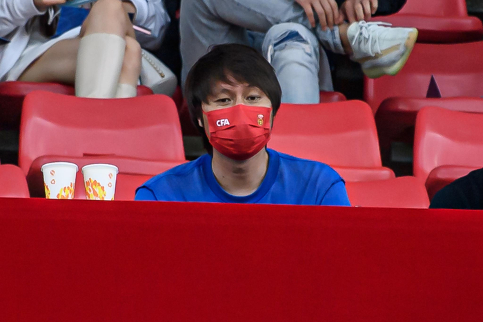  李铁观赛中超，考察球员。