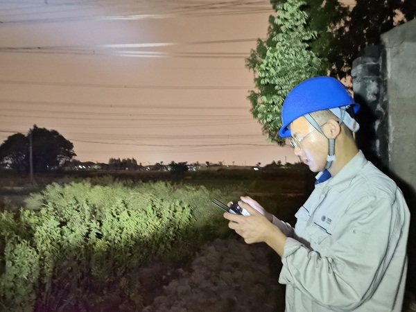 图说：线路运维人员运用无人机对火灾周围线路进行特巡  来源/龚景阳  韩学毅  摄