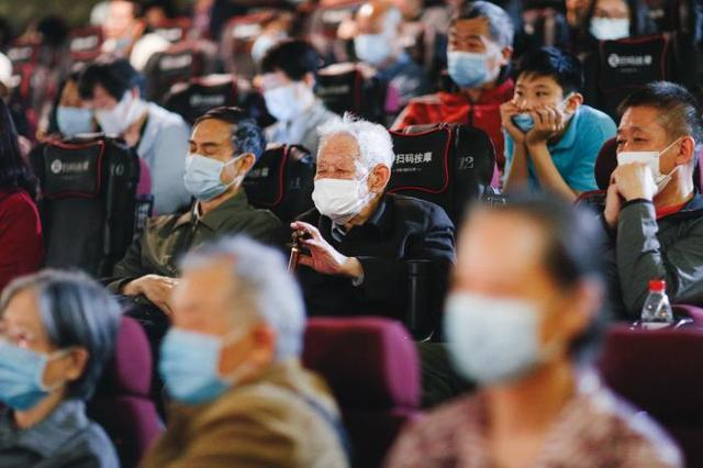 西南联大44级土木工程系学子、102岁高龄的王文俊在《九零后》首映礼现场。片方供图
