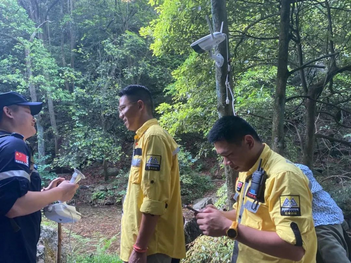 ▲5月10日下午，白龙潭景区一处活饵诱捕点，搜捕队员在调试监控设备。新京报记者 肖薇薇 摄