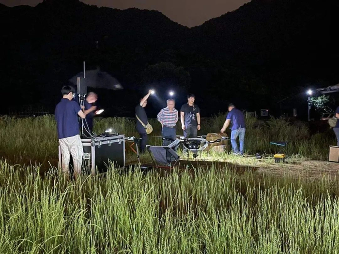 ▲5月10日晚上，何家村附近山林，搜捕队正在安装调试热成像无人机。新京报记者 李阳 摄