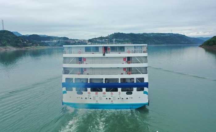 雄伟壮丽的邮轮与长江浑然天成（央广网发 忠县文旅委供图）