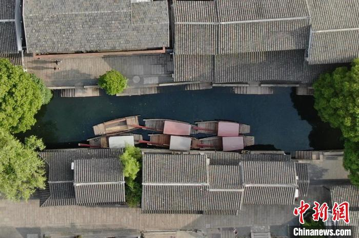 船只停在河上。　泱波 摄