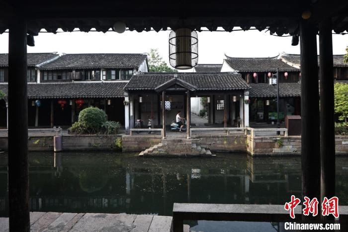 白墙黛瓦的民居，典型的江南水乡。　泱波 摄