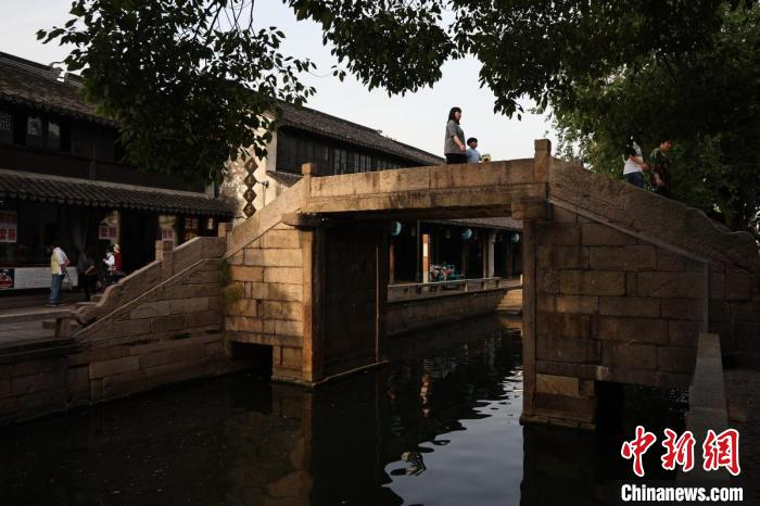 市河上12座古桥，驳岸边254块供往来舟楫系缆的缆船石，诉说着这里曾经的繁荣。　泱波 摄