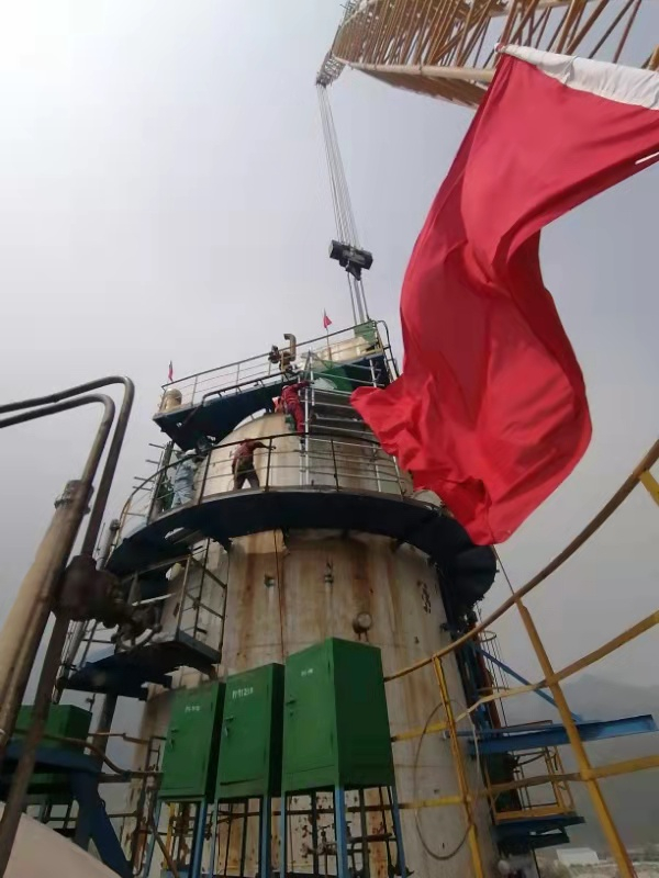  图为改造现场正进行装置吊装。燕山石化供图