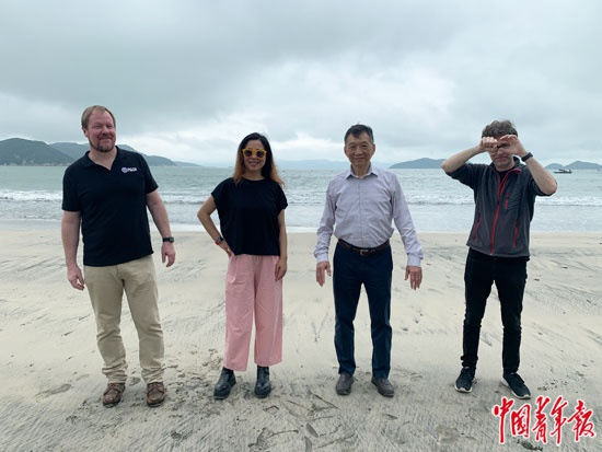 &nbsp;&nbsp;&nbsp;&nbsp;制作团队在下川岛留影，脚下是当年方荣山离家的地方。从左至右依次为首席研究员施万克、制片人罗彤、研究员李大川、导演罗飞。中青报·中青网记者&nbsp;杨杰/摄