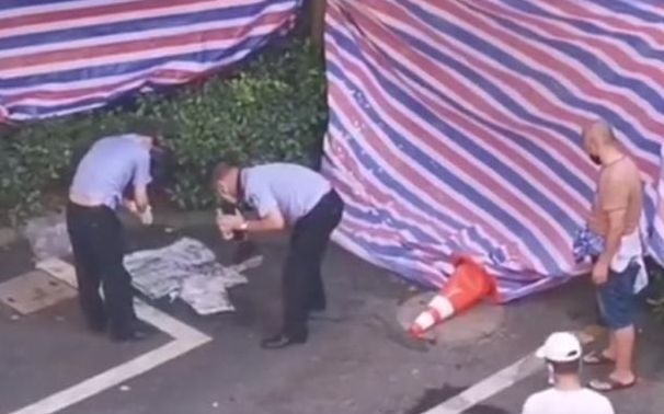 公安机关工作人员从化粪池的污秽物中提取到疑似人体组织。图片/新京报我们视频