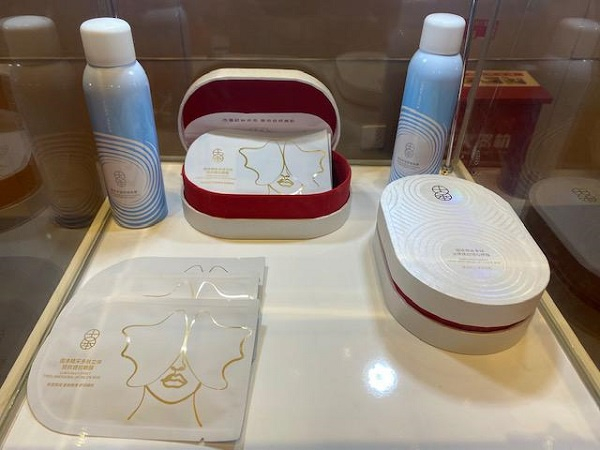 图说：“致创国潮”国货新势能高峰论坛上的国潮新品 新民晚报记者 张钰芸 摄（下同）