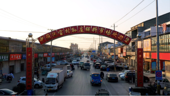 孙庄村辅料市场，采购车辆络绎不绝（央广网发 受访者供图）