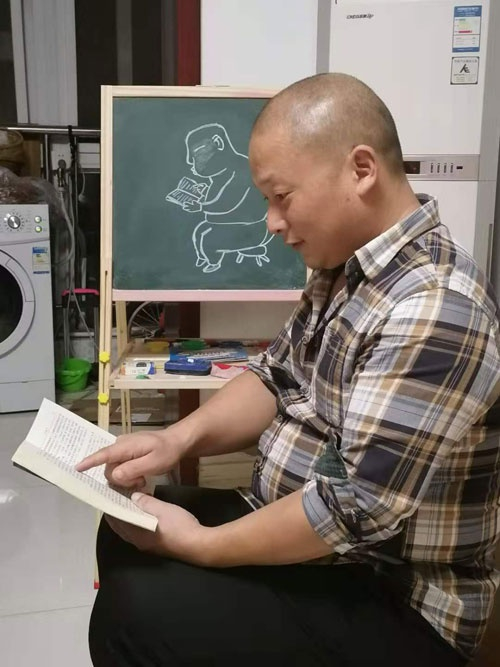 &nbsp;&nbsp;&nbsp;&nbsp;徐世海的大儿子徐浩宇曾在家里的小黑板上为父亲画像。受访者供图