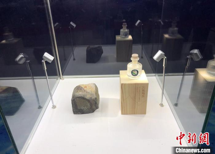 马里亚纳海沟矿石和马里亚纳海沟海水。　孙权 摄