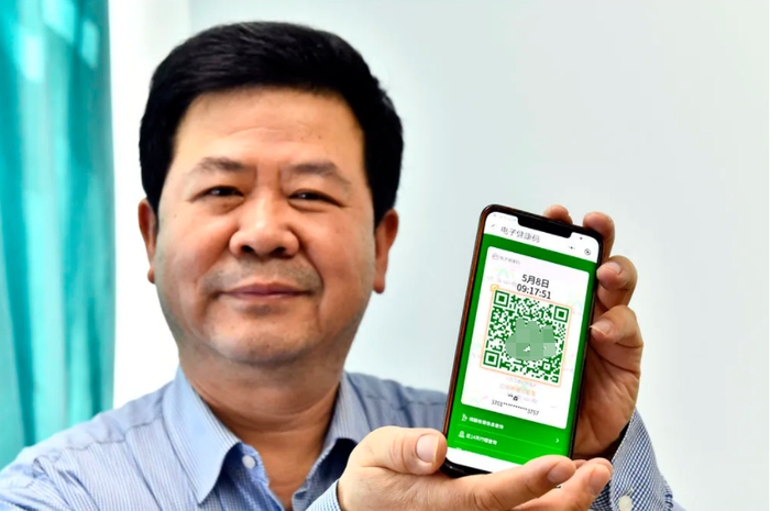 在山东省立第三医院，接种过新冠疫苗的援鄂医疗队队员、大内科主任王言森展示自己的金色健康码（5月8日摄）
