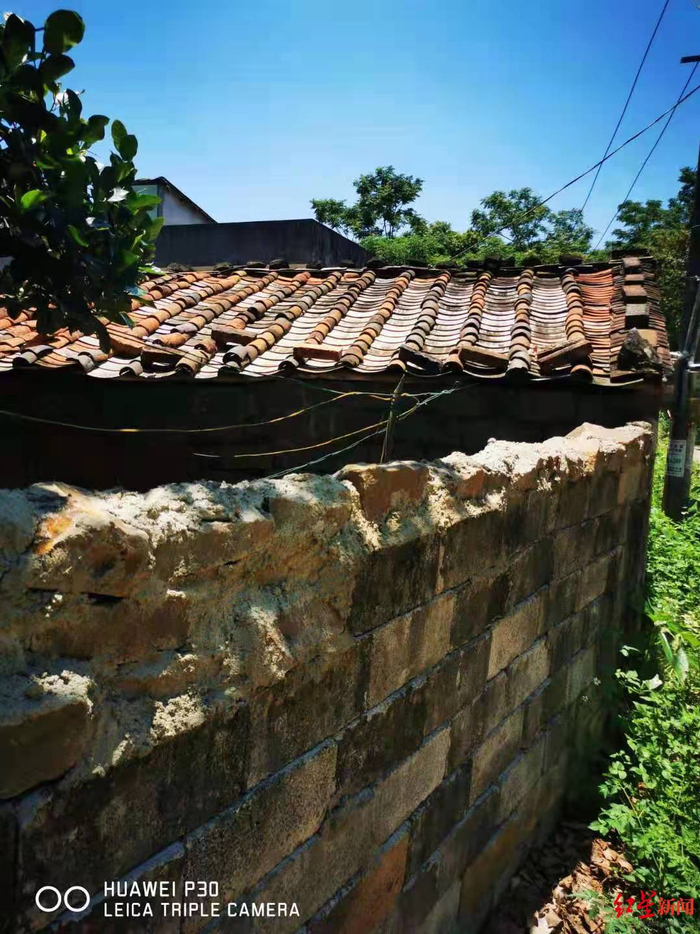 ▲杨成杰家厨房屋顶