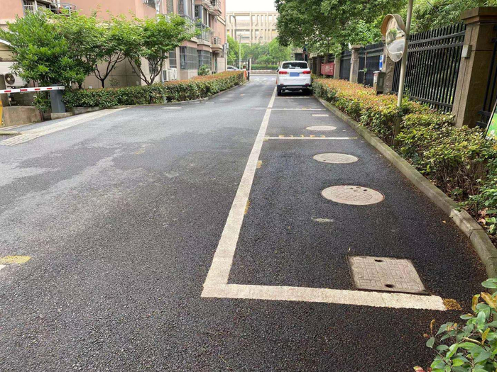  白色窨井盖下是小区化粪池，警方从这里发现了来某某部分身体组织。