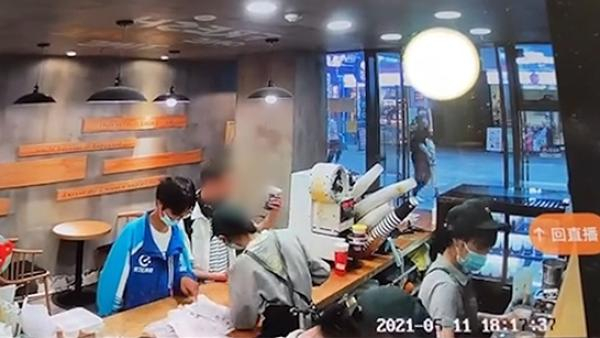  “A阿拉芹”发布的男子在奶茶店等候买奶茶的监控画面。