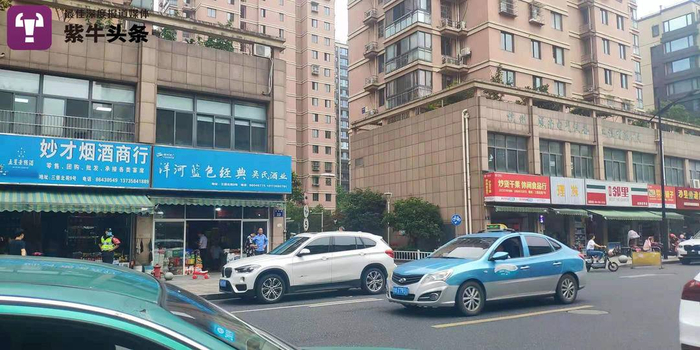 事发小区正门