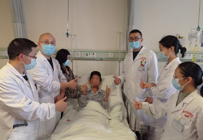 张大爷为手术团队竖起大拇指。医院 供图