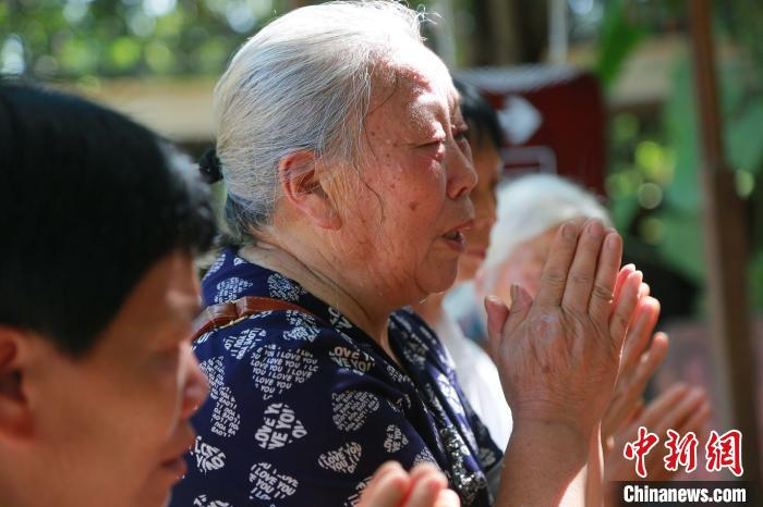黄孝敏祭奠父亲黄忠和烈士。　潘达强 摄