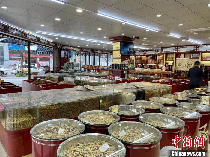 磐安正春堂中药铺，中药材种类齐全。　张斌 摄