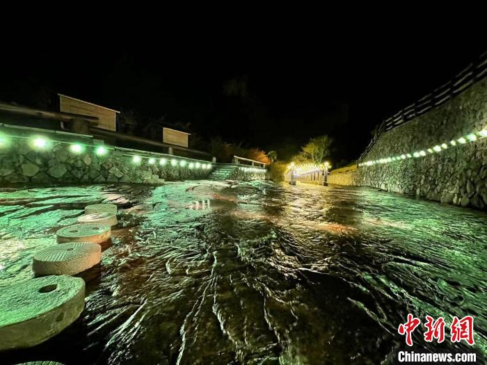 磐安县安文街道花溪村，火山形成的千米平板长溪。　张斌 摄