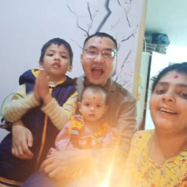  Malwadkar一家在疫情前的合影。图片来源：受访者供图