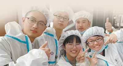 同学们在考古现场的合影。