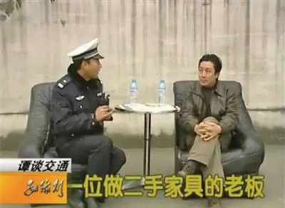 2009年，谭乔拦下拉着二手家具的吕建军，做了一期“高端访谈”。节目截图