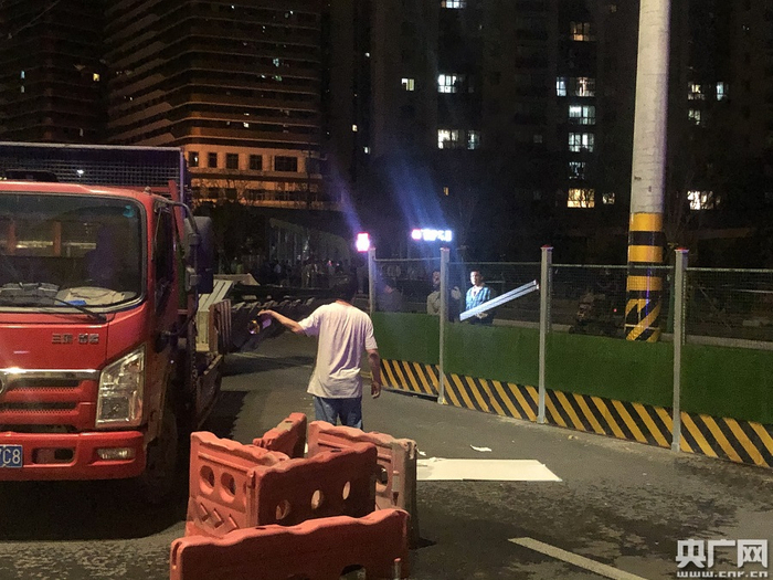 事发路段已交通管制、搭建围挡（央广网记者 舒隆焕 摄）