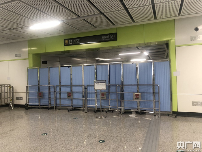 地铁五号线理工大曲江校区站B口通道临时关闭（央广网记 舒隆焕 摄）