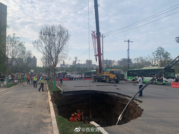 塌陷救援现场（央广网发 西安消防供图）