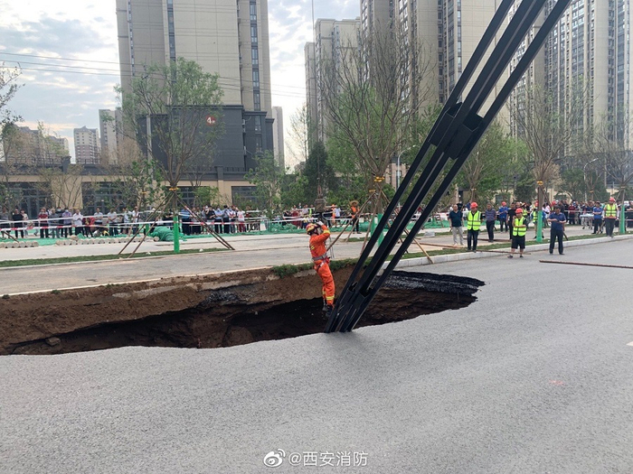 消防人员进入深坑救援（央广网发 西安消防供图）