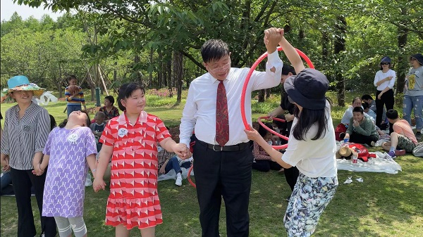 图说：“启星行动”让特殊儿童提前过儿童节  受访者供图（下同）