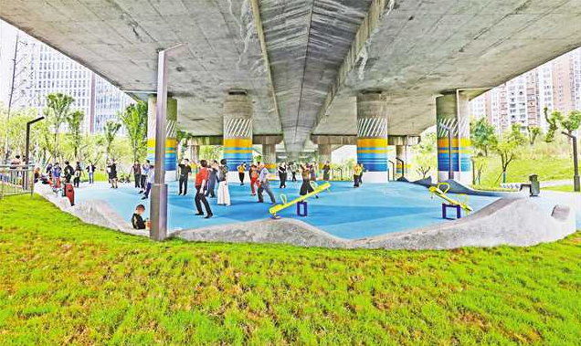 渝鲁大道高架桥下成市民健身新去处 钟志兵 摄
